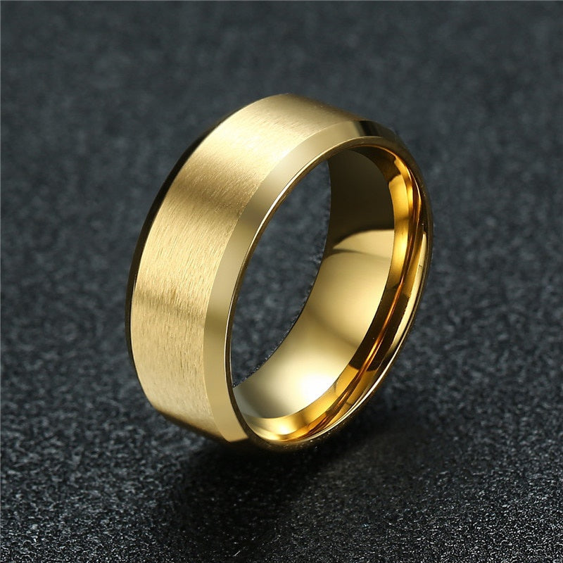 Stijlvolle herenring gemaakt van gepolijst roestvrij staal. Het minimalistische ontwerp maakt deze ring perfect voor zowel alledaags gebruik als speciale gelegenheden, waardoor het een veelzijdig accessoire is voor de moderne man.