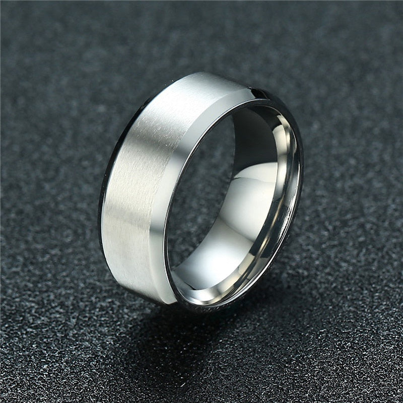 Stijlvolle herenring gemaakt van gepolijst roestvrij staal. Het minimalistische ontwerp maakt deze ring perfect voor zowel alledaags gebruik als speciale gelegenheden, waardoor het een veelzijdig accessoire is voor de moderne man.