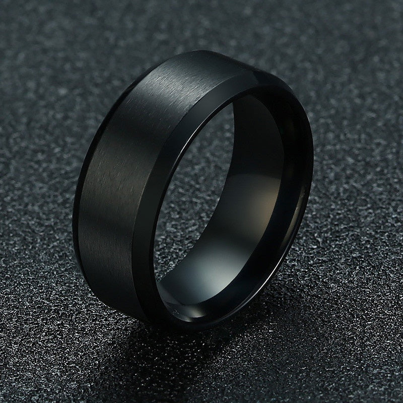 Stijlvolle herenring gemaakt van gepolijst roestvrij staal. Het minimalistische ontwerp maakt deze ring perfect voor zowel alledaags gebruik als speciale gelegenheden, waardoor het een veelzijdig accessoire is voor de moderne man.