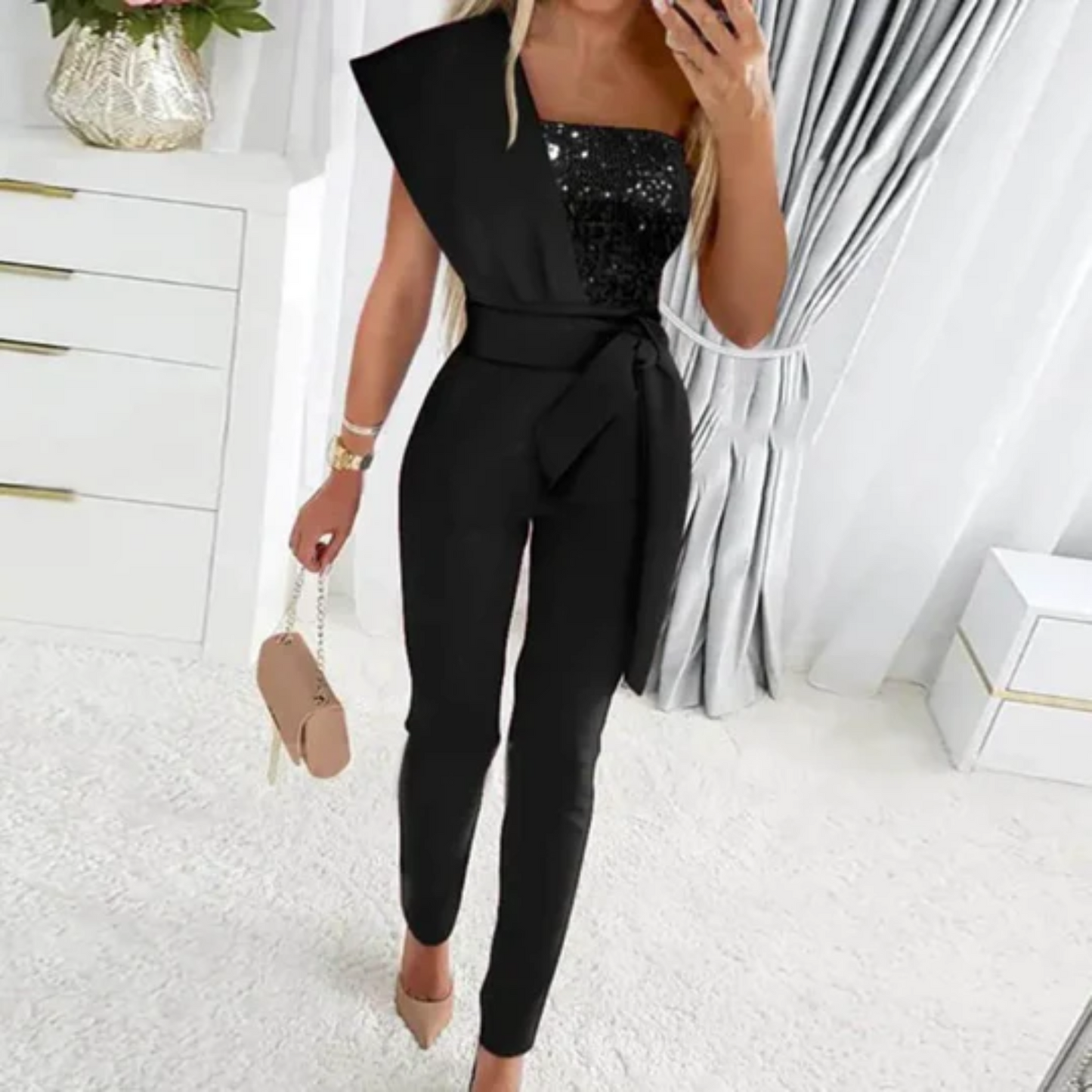 Stijlvolle jumpsuit, perfect voor diverse gelegenheden en een uniek alternatief voor een jurk. Met een prachtige pasvorm en feestelijke pailletten zul je schitteren in deze jumpsuit. Stijlvolle one-shoulder design voor een originele uitstraling en verkrijgbaar in 5 prachtige kleuren, passend bij elke stijl.