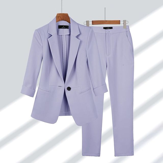 Dames blazer & broekset, een must-have voor een moeiteloos chique uitstraling. Gemaakt van hoogwaardige materialen voor duurzaamheid en kwaliteit. Verkrijgbaar in diverse maten voor een perfect op elkaar afgestemde stijl.