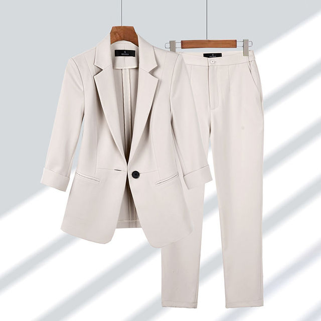 Dames blazer & broekset, een must-have voor een moeiteloos chique uitstraling. Gemaakt van hoogwaardige materialen voor duurzaamheid en kwaliteit. Verkrijgbaar in diverse maten voor een perfect op elkaar afgestemde stijl.