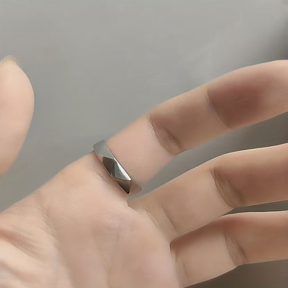 Deze titanium stalen geometrische ring is gemaakt van hoogwaardig roestvrij staal, wat zorgt voor duurzaamheid en een stoere uitstraling. Het unieke geometrische rhombusontwerp voegt een eigentijdse flair toe, waardoor het een ideale keuze is voor zowel mannen als vrouwen. Voeg een vleugje punk en elegantie toe aan je sieradencollectie met deze veelzijdige en modieuze ring.