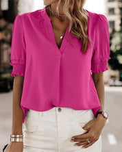 Blouse met een stijlvolle V-hals en trendy korte mouwen. Een veelzijdige aanvulling op je garderobe met een perfecte balans tussen casual en professioneel. Gemaakt van luchtige chiffon en duurzaam polyester voor comfort en stijl. Voorzien van een flatterende V-hals, pofmouwen en een losse pasvorm voor bewegingsvrijheid. Maattabel beschikbaar voor borst, lengte en mouwen.