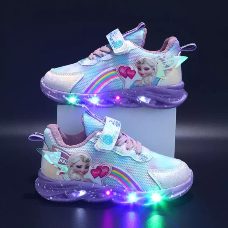 Lichtgevende sneakers geïnspireerd door de betoverende Disney prinses Elsa. Deze sneakers bieden stijl, comfort en een vleugje magie met prachtige LED-lampjes, hoogwaardige materialen, een comfortabele pasvorm en een stijlvol ontwerp.