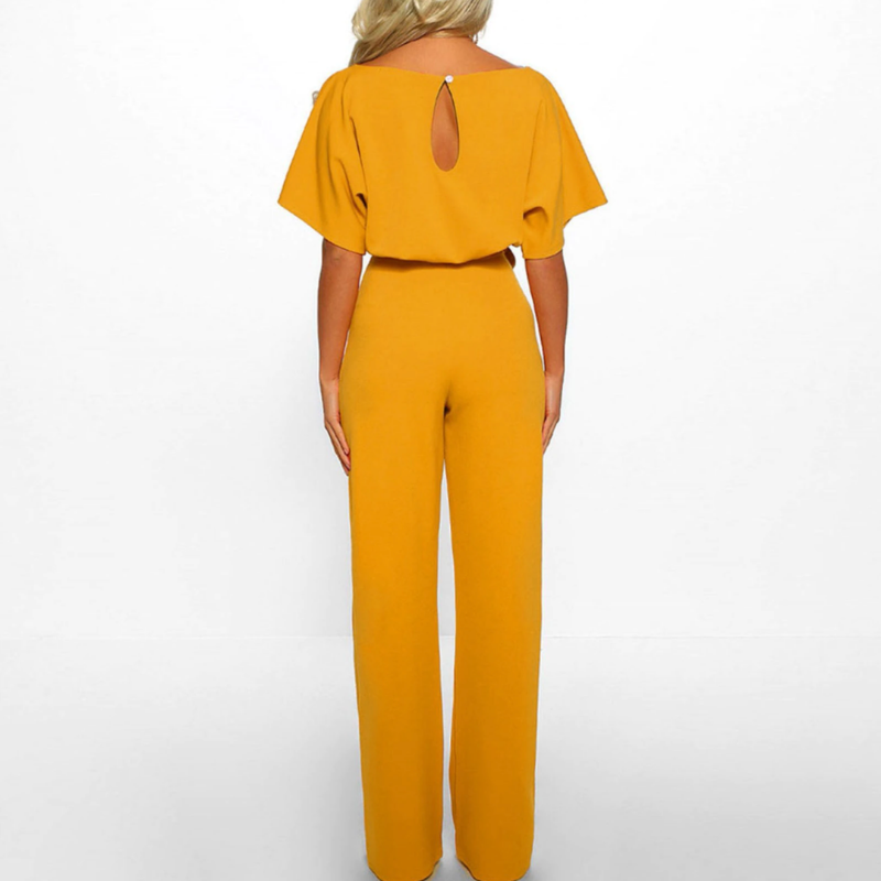 Deze jumpsuit biedt een elegante pasvorm, modieus ontwerp en hoogwaardige stof voor ultiem comfort en moeiteloze chique uitstraling. Perfect voor diverse gelegenheden.