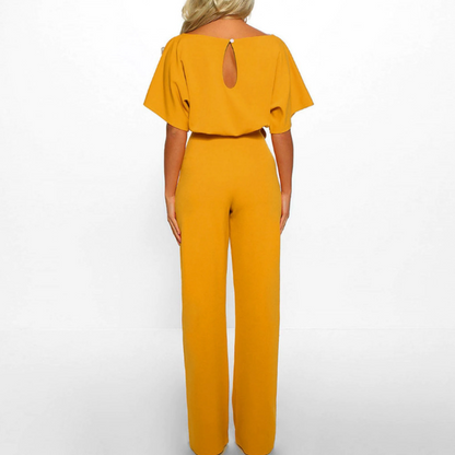 Deze jumpsuit biedt een elegante pasvorm, modieus ontwerp en hoogwaardige stof voor ultiem comfort en moeiteloze chique uitstraling. Perfect voor diverse gelegenheden.