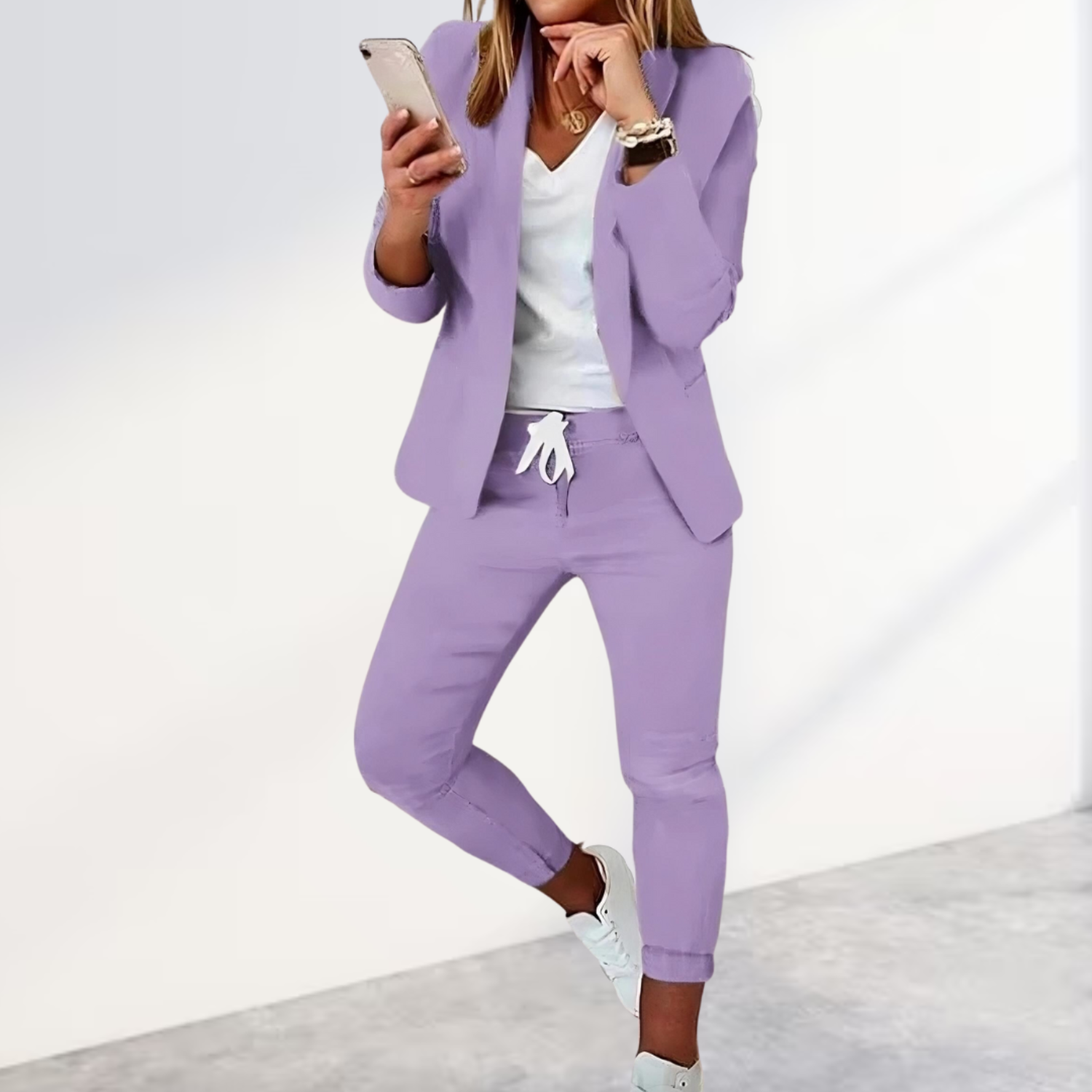 Stijlvolle blazer & broek set - ideaal voor een trendy en modieuze look. Gemaakt van hoogwaardige en duurzame stoffen biedt deze set zowel kwaliteit als comfort, met een perfecte pasvorm voor een moeiteloze uitstraling.