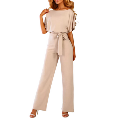 Deze jumpsuit biedt een elegante pasvorm, modieus ontwerp en hoogwaardige stof voor ultiem comfort en moeiteloze chique uitstraling. Perfect voor diverse gelegenheden.