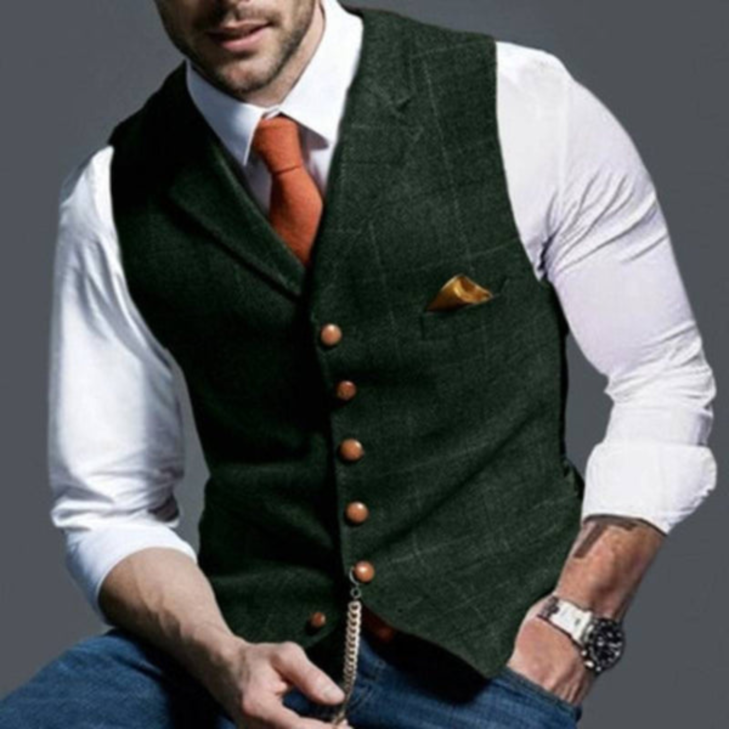 Elegant lichtgeruit vest, perfect voor de modieuze man met een verfijnde smaak. Deze Peaky Blinders-geïnspireerde look zorgt voor een trendy uitstraling, terwijl de hoogwaardige materialen zowel comfort als duurzaamheid bieden. De op maat gemaakte pasvorm zorgt voor een stijlvolle uitstraling. Maattabel (cm) beschikbaar voor borst en lengte.