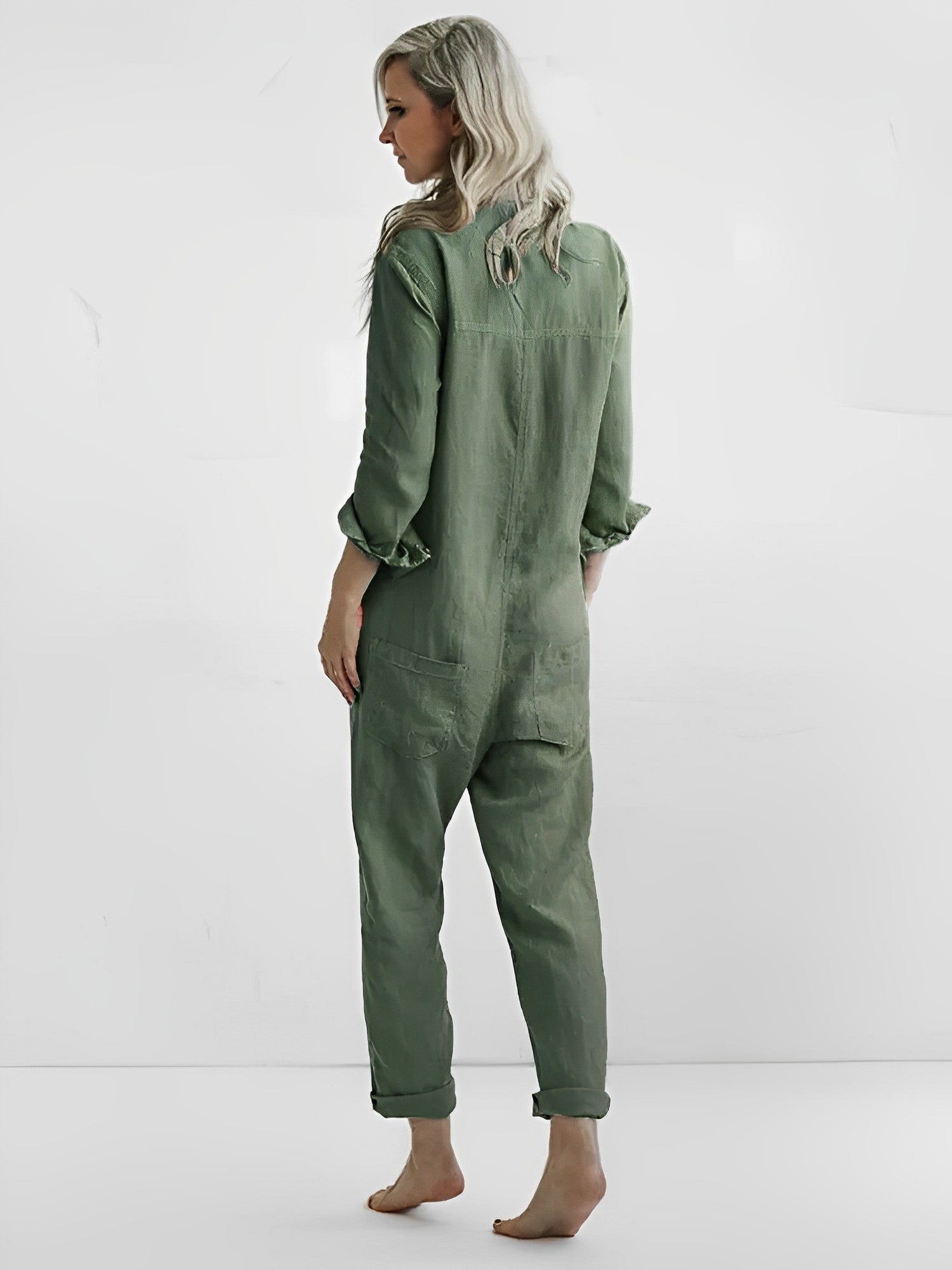 Stijlvol, comfortabel en veelzijdig - de Lotte jumpsuit biedt een perfecte combinatie van mode en gemak. Gemaakt van hoogwaardige materialen en met een elegant ontwerp, is deze jumpsuit geschikt voor diverse gelegenheden.