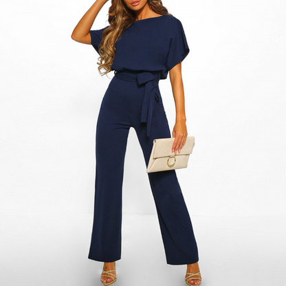 Deze jumpsuit biedt een elegante pasvorm, modieus ontwerp en hoogwaardige stof voor ultiem comfort en moeiteloze chique uitstraling. Perfect voor diverse gelegenheden.