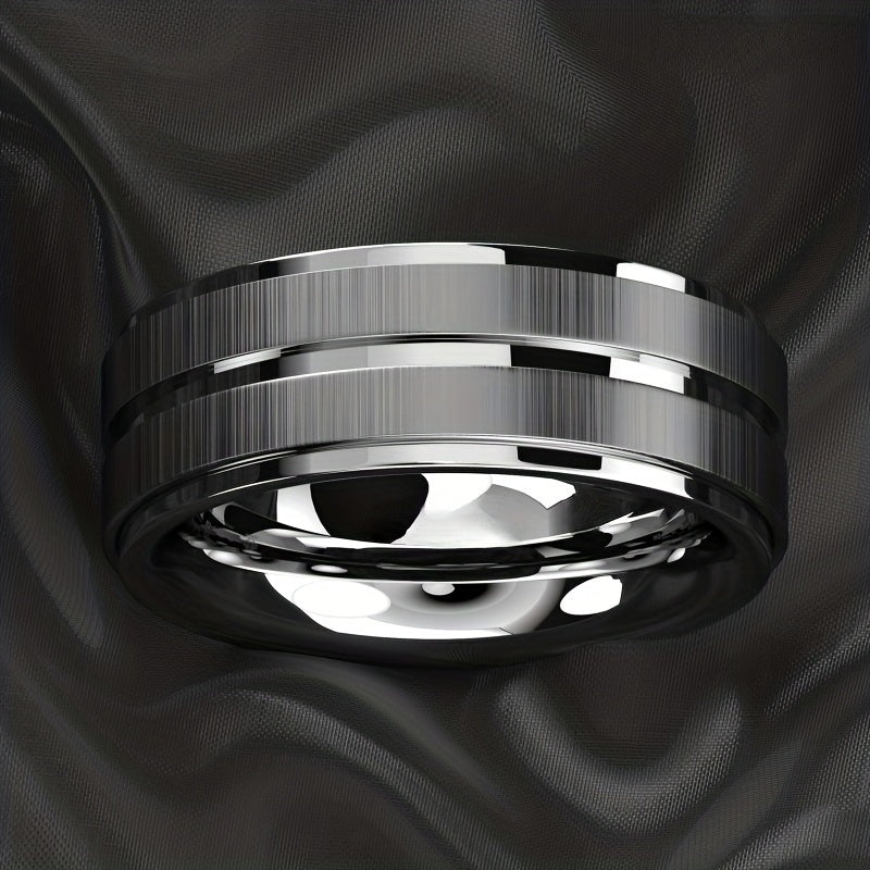 Herenring van hoogwaardig roestvrij staal met een moderne twist van een verfijnde gegroefde textuur. Deze ring biedt een informele en gepolijste uitstraling, ideaal voor diverse gelegenheden. Met een breedte van 8 mm zorgt deze ring voor een robuuste uitstraling en is geschikt voor zowel informele als speciale gelegenheden. Perfect als cadeau voor vaders of vrienden.