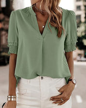 Blouse met een stijlvolle V-hals en trendy korte mouwen. Een veelzijdige aanvulling op je garderobe met een perfecte balans tussen casual en professioneel. Gemaakt van luchtige chiffon en duurzaam polyester voor comfort en stijl. Voorzien van een flatterende V-hals, pofmouwen en een losse pasvorm voor bewegingsvrijheid. Maattabel beschikbaar voor borst, lengte en mouwen.