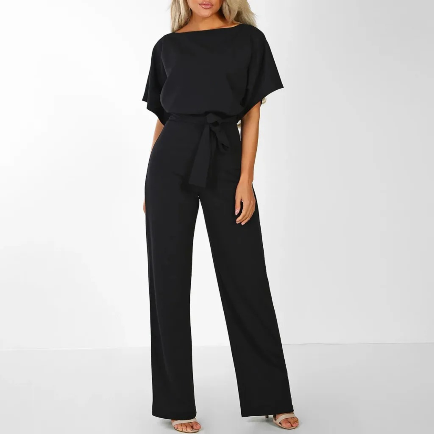 Stijlvolle en elegante jumpsuit met hoge taille. Gemaakt van hoogwaardige stoffen, biedt een comfortabele pasvorm en een trendy uitstraling.