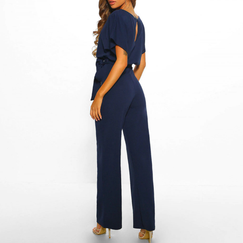 Deze jumpsuit biedt een elegante pasvorm, modieus ontwerp en hoogwaardige stof voor ultiem comfort en moeiteloze chique uitstraling. Perfect voor diverse gelegenheden.