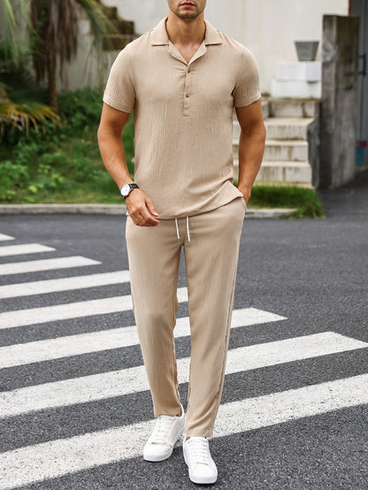 Heren 2-delige lente-zomer vrijetijdsoutfit. Deze set biedt een moeiteloos koele en verfijnde uitstraling met een trendy overhemd met korte mouwen en revers, gecombineerd met een moderne broek met trekkoord voor ultiem gemak en eigentijdse stijl. Veelzijdig en modieus voor elke gelegenheid.