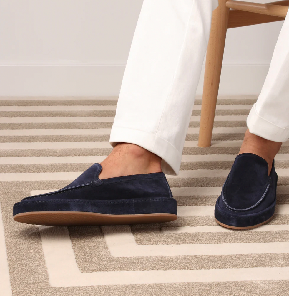 Heren loafers - een combinatie van elegantie en comfort. Deze stijlvolle en praktische schoenen zijn ideaal voor diverse gelegenheden, met een gestroomlijnd silhouet en een voetbed met kussentjes voor hele dag comfort.