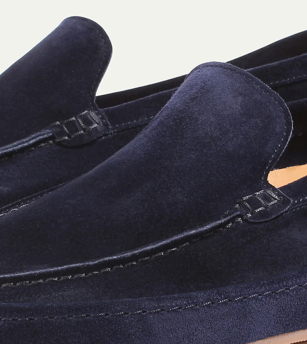 Heren loafers - een combinatie van elegantie en comfort. Deze stijlvolle en praktische schoenen zijn ideaal voor diverse gelegenheden, met een gestroomlijnd silhouet en een voetbed met kussentjes voor hele dag comfort.