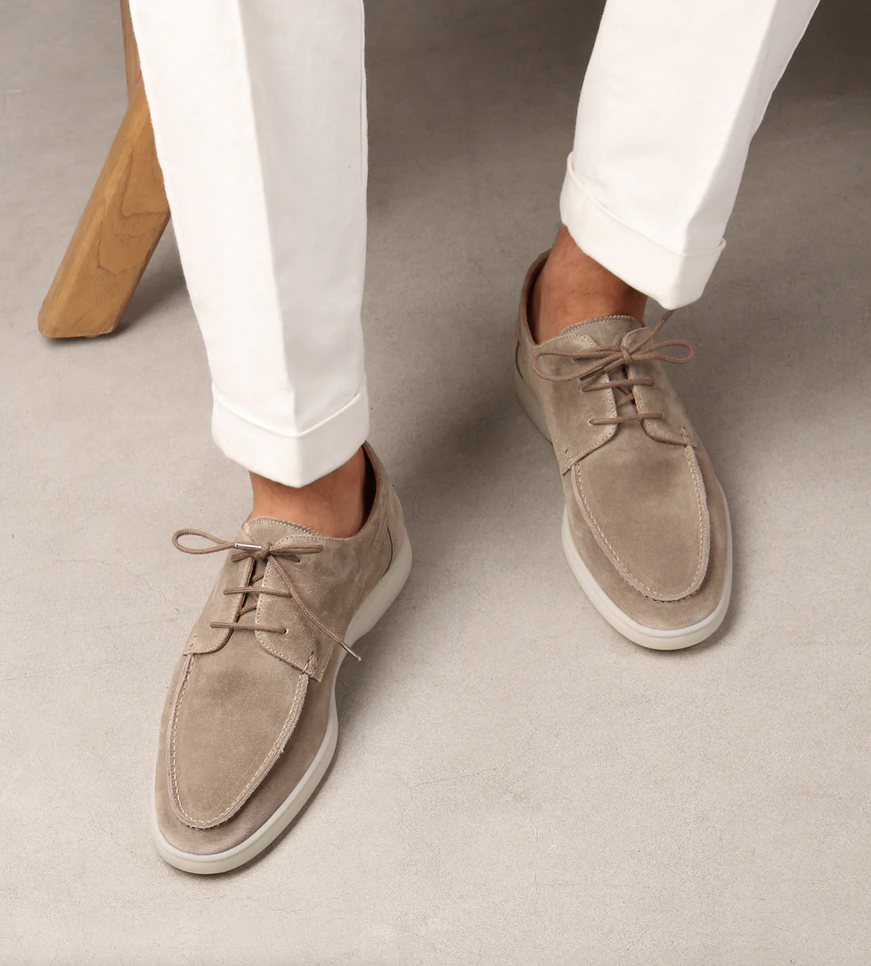 Leren heren loafers - een perfecte combinatie van trendy mode en hoogwaardige kwaliteit. Deze stijlvolle schoenen bieden duurzaamheid, comfort en moeiteloze uitstraling voor elke dag. Ideaal voor het creëren van veelzijdige en elegante ensembles.