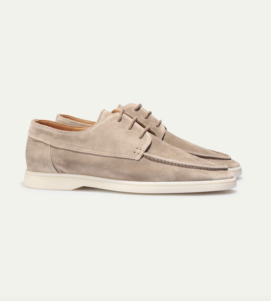 Leren heren loafers - een perfecte combinatie van trendy mode en hoogwaardige kwaliteit. Deze stijlvolle schoenen bieden duurzaamheid, comfort en moeiteloze uitstraling voor elke dag. Ideaal voor het creëren van veelzijdige en elegante ensembles.