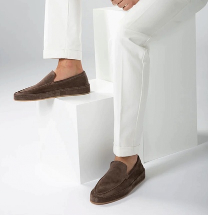 Heren loafers - een combinatie van elegantie en comfort. Deze stijlvolle en praktische schoenen zijn ideaal voor diverse gelegenheden, met een gestroomlijnd silhouet en een voetbed met kussentjes voor hele dag comfort.