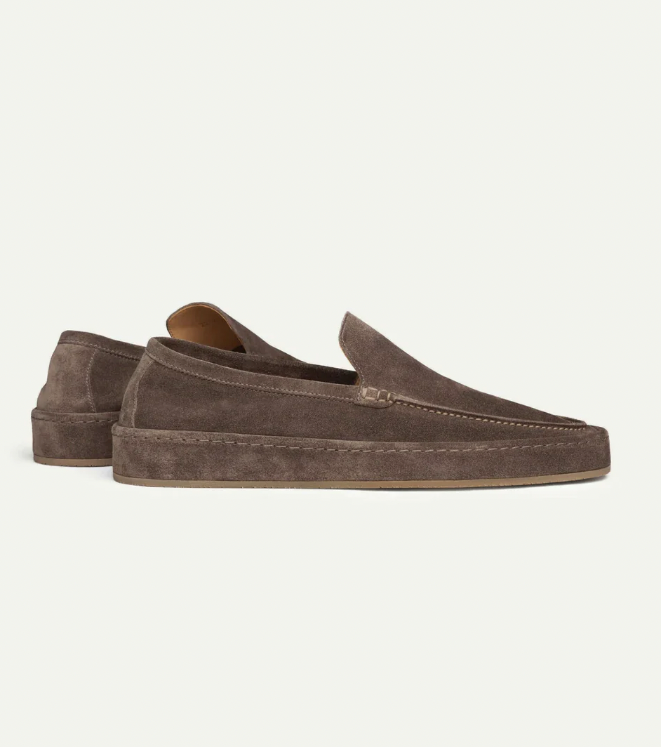 Heren loafers - een combinatie van elegantie en comfort. Deze stijlvolle en praktische schoenen zijn ideaal voor diverse gelegenheden, met een gestroomlijnd silhouet en een voetbed met kussentjes voor hele dag comfort.