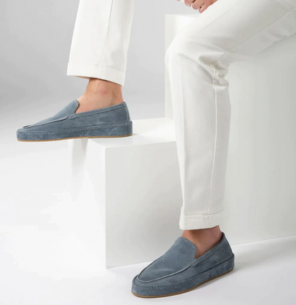 Heren loafers - een combinatie van elegantie en comfort. Deze stijlvolle en praktische schoenen zijn ideaal voor diverse gelegenheden, met een gestroomlijnd silhouet en een voetbed met kussentjes voor hele dag comfort.