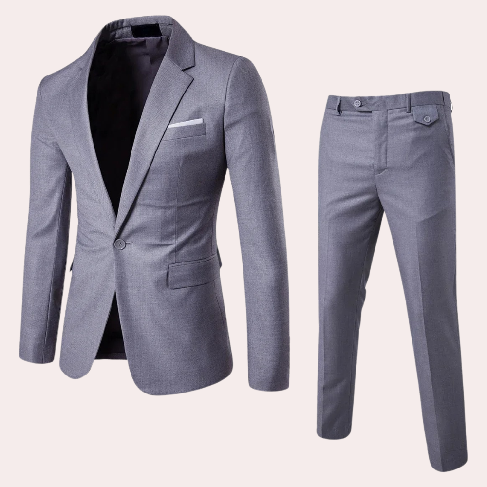 Stijlvolle en verfijnde herenset, ideaal voor speciale aangelegenheden. Gemaakt van hoogwaardige materialen voor een gepolijste uitstraling. Deze set bestaat uit een blazer met lange mouwen en een nette broek met getailleerde pasvorm.