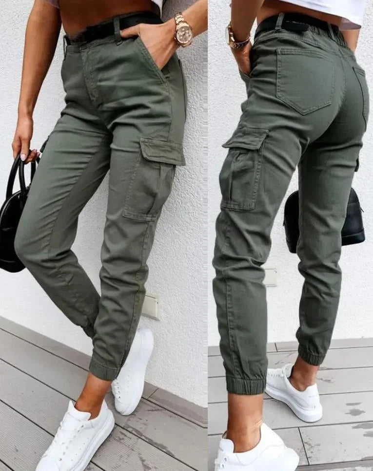 Cargo broek met hoge taille, perfect voor een trendy en avontuurlijke uitstraling. Ervaar ultiem comfort en stijl met praktische zakken voor extra opbergruimte en veelzijdige combinatiemogelijkheden.