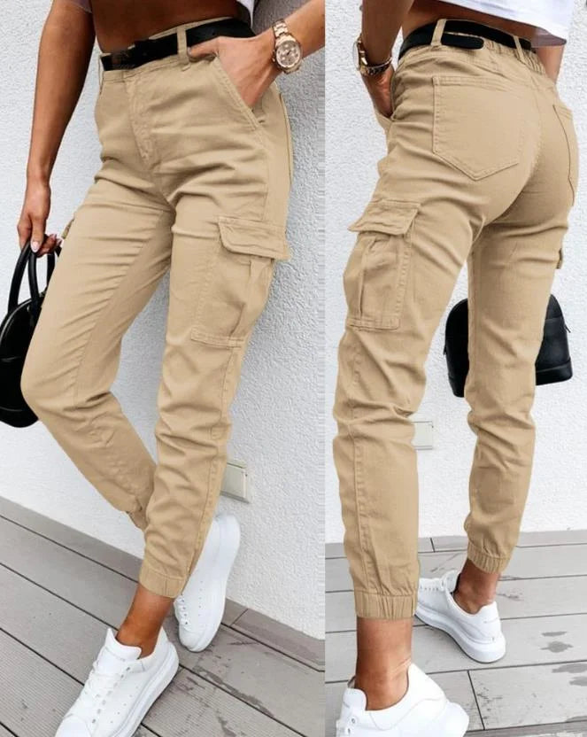 Cargo broek met hoge taille, perfect voor een trendy en avontuurlijke uitstraling. Ervaar ultiem comfort en stijl met praktische zakken voor extra opbergruimte en veelzijdige combinatiemogelijkheden.