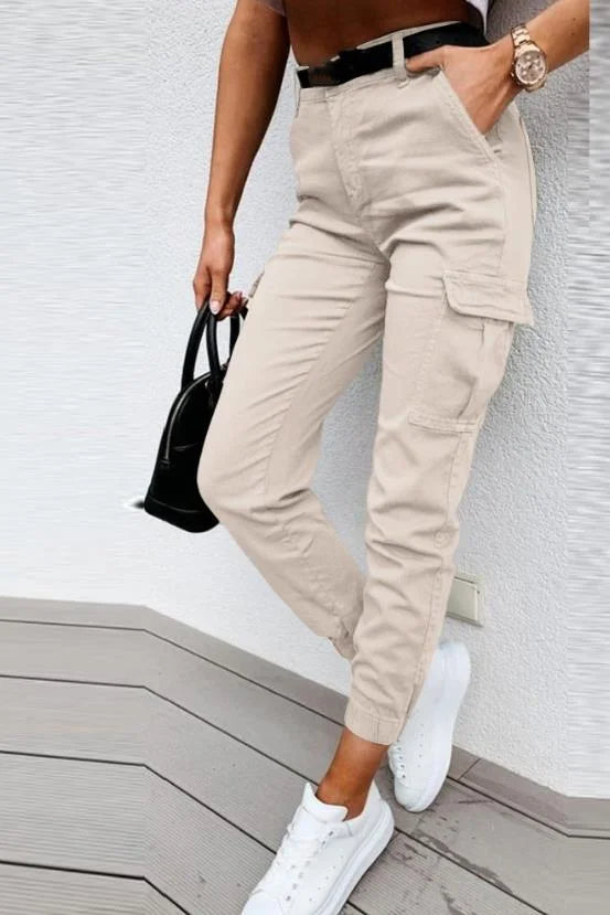 Cargo broek met hoge taille, perfect voor een trendy en avontuurlijke uitstraling. Ervaar ultiem comfort en stijl met praktische zakken voor extra opbergruimte en veelzijdige combinatiemogelijkheden.