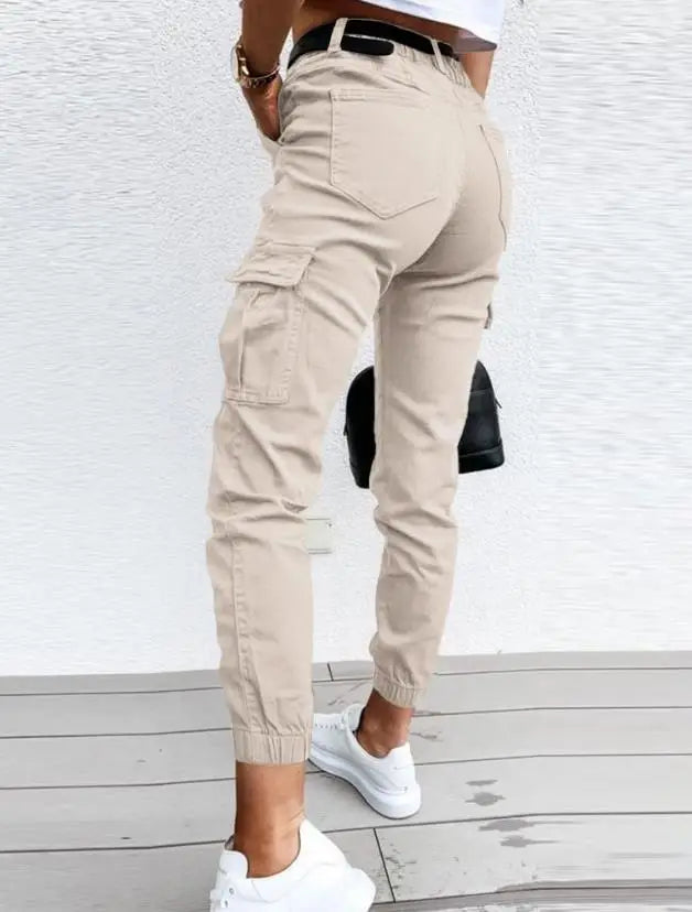 Cargo broek met hoge taille, perfect voor een trendy en avontuurlijke uitstraling. Ervaar ultiem comfort en stijl met praktische zakken voor extra opbergruimte en veelzijdige combinatiemogelijkheden.