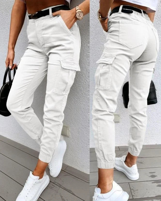 Cargo broek met hoge taille, perfect voor een trendy en avontuurlijke uitstraling. Ervaar ultiem comfort en stijl met praktische zakken voor extra opbergruimte en veelzijdige combinatiemogelijkheden.