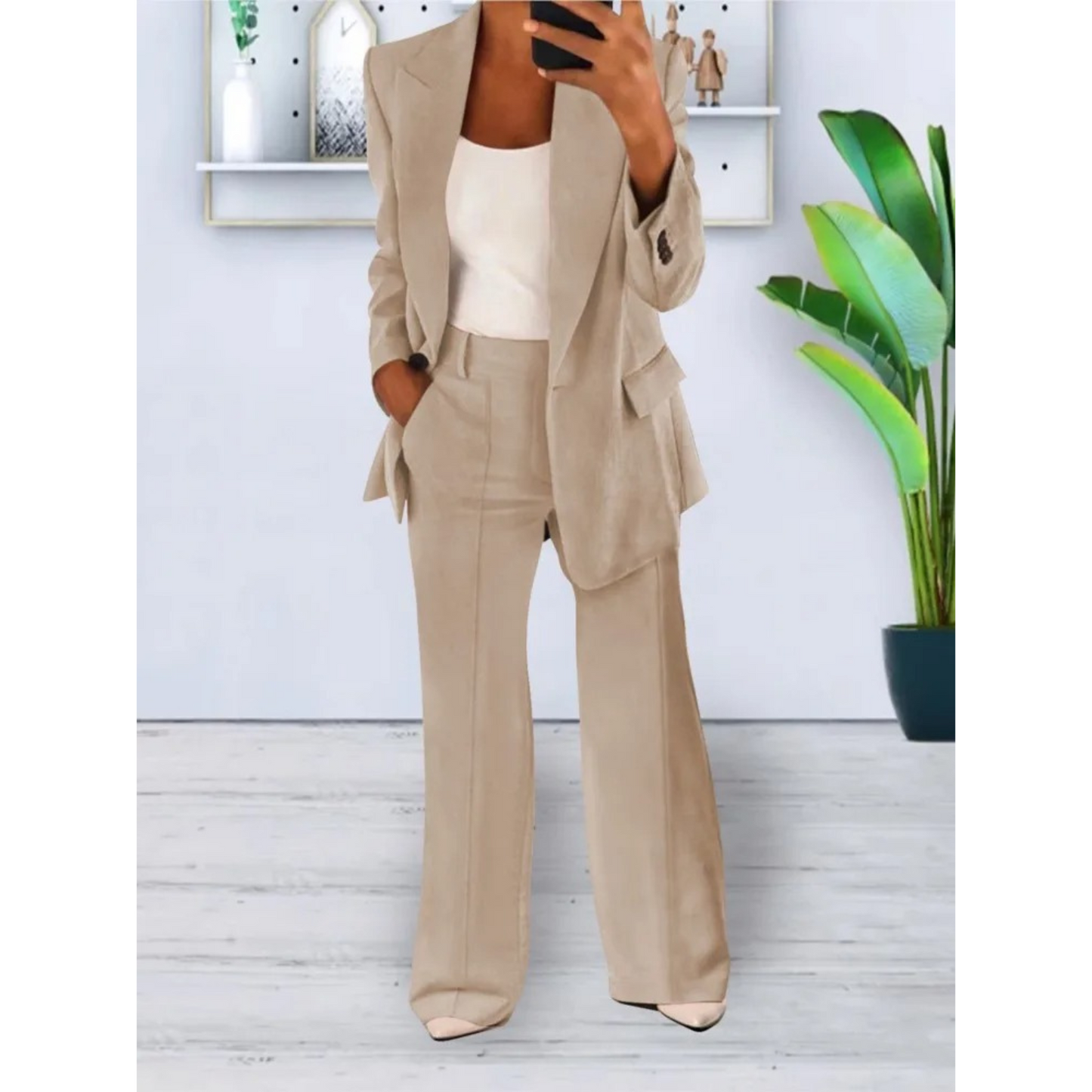 Damespak bestaande uit een stijlvolle blazer en bijpassende broek. Met een losse fit, effen kleur en praktische casual zakken. Perfect voor diverse gelegenheden en eenvoudig te combineren voor verschillende looks.