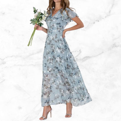 Tijdloze charme ontmoet vintage bloemendessin in onze Enora maxi-jurk. Gemaakt van lichtgewicht materialen van hoge kwaliteit en voorzien van een flatterend vloeiend silhouet, biedt deze jurk zowel comfort als stijl. Ideaal voor dagelijks gebruik en eindeloos te combineren voor diverse looks.