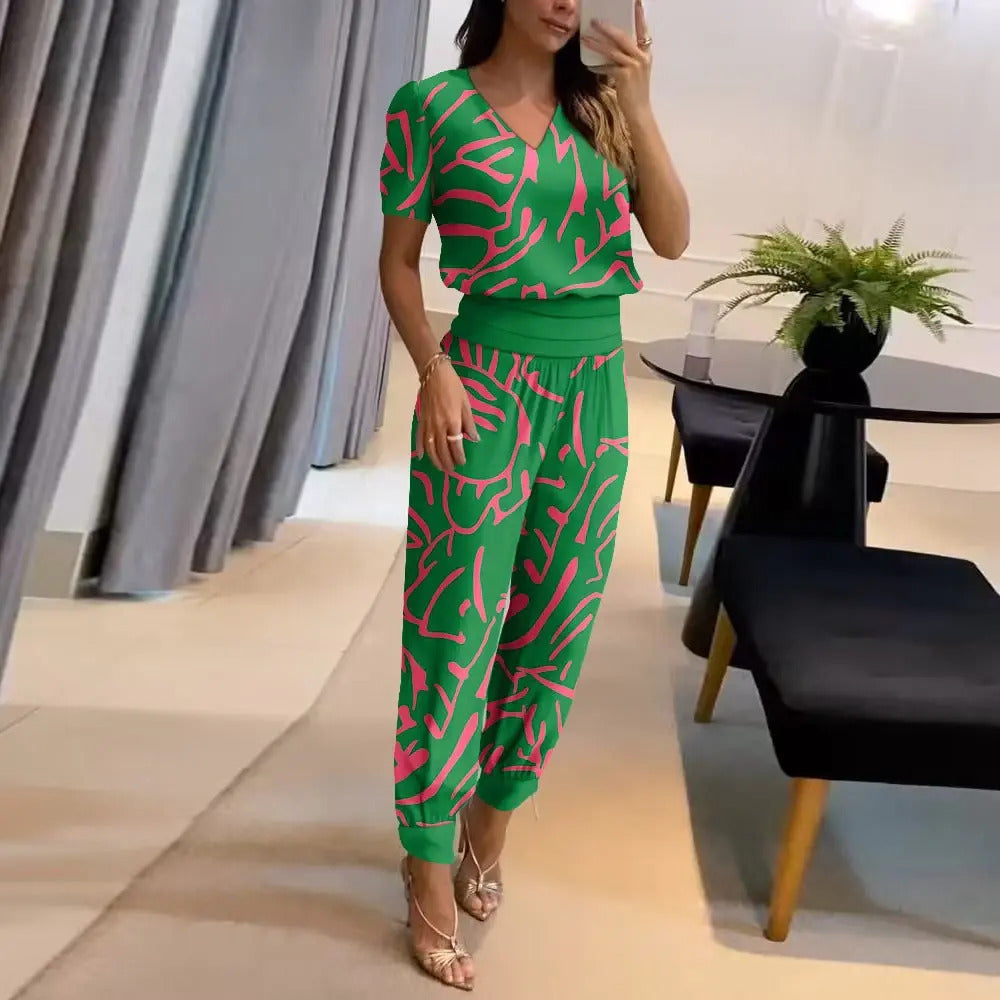 Stijlvolle bedrukte jumpsuit, perfect voor een trendy en modieuze uitstraling. Deze jumpsuit heeft een trendy print, relaxte pasvorm, wijde pijpen, V-hals en strikdetail voor een vleugje elegantie. Geschikt voor diverse gelegenheden. Maattabel beschikbaar.