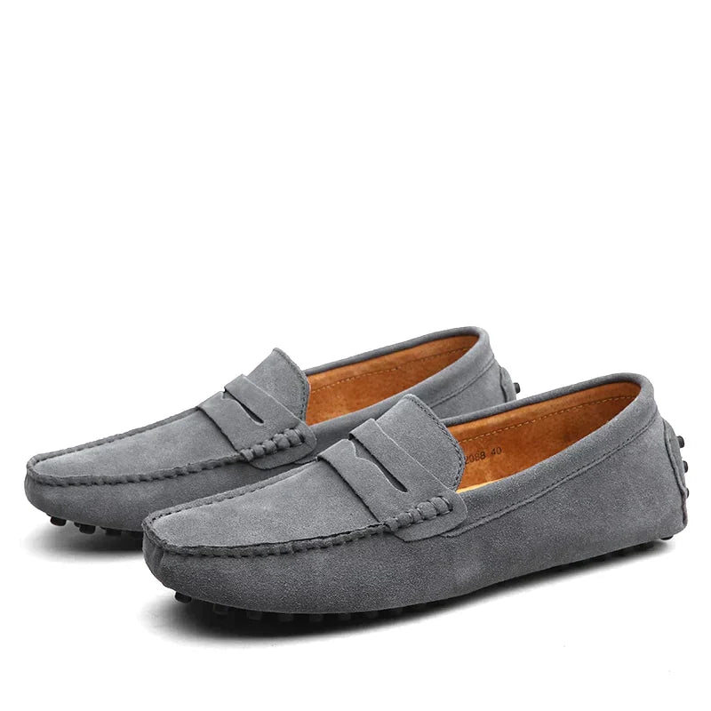 Suède loafers geïnspireerd op de Italiaanse mode. Deze schoenen bieden een perfecte combinatie van comfort en moderniteit, ideaal voor elke casual gelegenheid en reizen. Suède materiaal, comfortabele pasvorm en een stijlvol ontwerp zorgen voor een luxe uitstraling en trendy look.