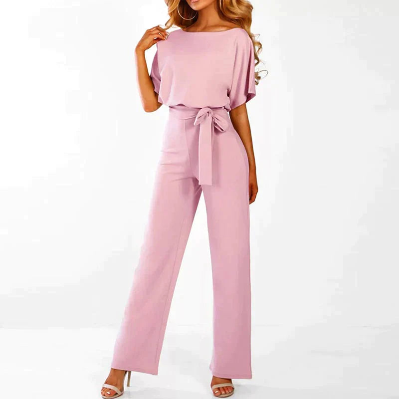 Zomerse jumpsuit - een perfecte keuze voor diverse gelegenheden. Deze jumpsuit biedt een getailleerde pasvorm en wijde pijpen voor een charmante en vrouwelijke uitstraling. Gemaakt van vochtafvoerende stof met hoogwaardige materialen voor ultiem comfort en elasticiteit.