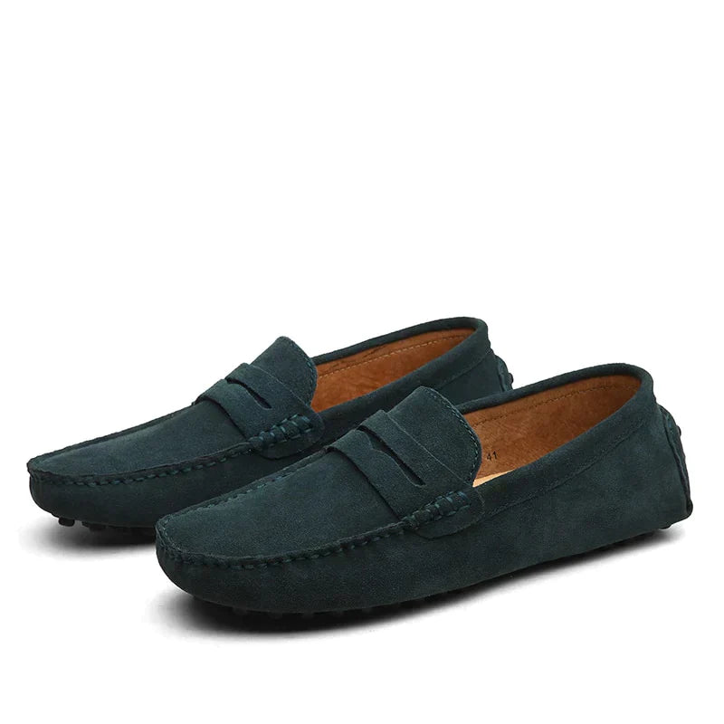 Suède loafers geïnspireerd op de Italiaanse mode. Deze schoenen bieden een perfecte combinatie van comfort en moderniteit, ideaal voor elke casual gelegenheid en reizen. Suède materiaal, comfortabele pasvorm en een stijlvol ontwerp zorgen voor een luxe uitstraling en trendy look.