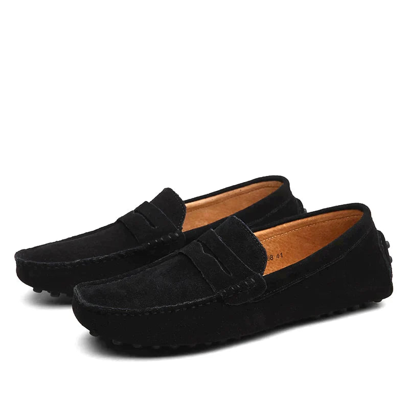 Suède loafers geïnspireerd op de Italiaanse mode. Deze schoenen bieden een perfecte combinatie van comfort en moderniteit, ideaal voor elke casual gelegenheid en reizen. Suède materiaal, comfortabele pasvorm en een stijlvol ontwerp zorgen voor een luxe uitstraling en trendy look.