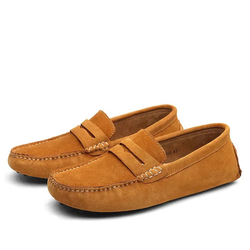 Suède loafers geïnspireerd op de Italiaanse mode. Deze schoenen bieden een perfecte combinatie van comfort en moderniteit, ideaal voor elke casual gelegenheid en reizen. Suède materiaal, comfortabele pasvorm en een stijlvol ontwerp zorgen voor een luxe uitstraling en trendy look.