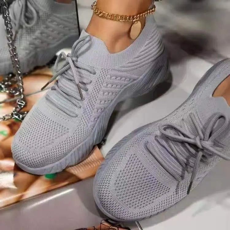 Dames mesh-sneakers voor ultiem comfort en stijl. Deze sneakers zijn perfect voor langdurig lopen en staan, en combineren een modieus ontwerp met uitzonderlijk comfort. Hoge kwaliteit met rubberen antislipzolen voor uitstekende grip, elasticiteit en treksterkte.