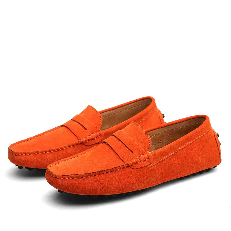 Suède loafers geïnspireerd op de Italiaanse mode. Deze schoenen bieden een perfecte combinatie van comfort en moderniteit, ideaal voor elke casual gelegenheid en reizen. Suède materiaal, comfortabele pasvorm en een stijlvol ontwerp zorgen voor een luxe uitstraling en trendy look.