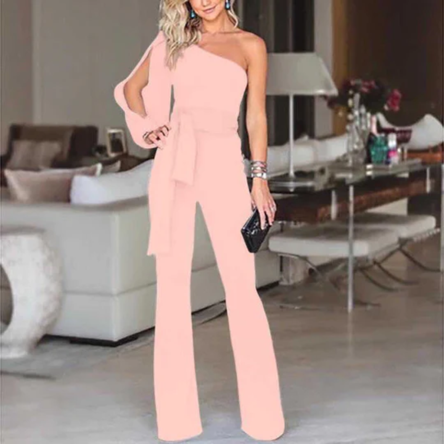 Dames jumpsuit perfect voor feestelijke gelegenheden. Deze jumpsuit heeft een trendy asymmetrisch ontwerp met nadruk op de taille voor een gestroomlijnd silhouet. Gemaakt van comfortabele materialen en verkrijgbaar in diverse kleuropties. Ideaal voor bruiloften, cocktailparty's en gala's. Combineer met hoge hakken voor een glamoureuze look.