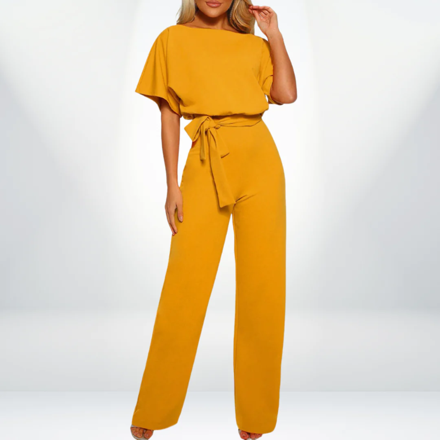 Deze veelzijdige dames jumpsuit combineert een elegante uitstraling met comfort, dankzij het high waist design en korte mouwen. Verkrijgbaar in prachtige kleuren zoals geel, blauw en licht bruin, is deze jumpsuit ideaal voor diverse gelegenheden.