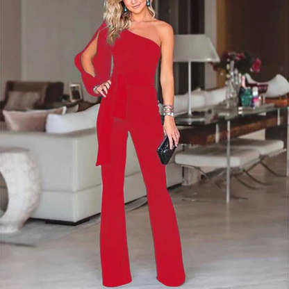 Dames jumpsuit perfect voor feestelijke gelegenheden. Deze jumpsuit heeft een trendy asymmetrisch ontwerp met nadruk op de taille voor een gestroomlijnd silhouet. Gemaakt van comfortabele materialen en verkrijgbaar in diverse kleuropties. Ideaal voor bruiloften, cocktailparty's en gala's. Combineer met hoge hakken voor een glamoureuze look.