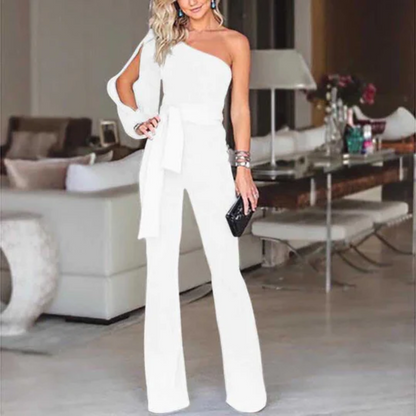 Dames jumpsuit perfect voor feestelijke gelegenheden. Deze jumpsuit heeft een trendy asymmetrisch ontwerp met nadruk op de taille voor een gestroomlijnd silhouet. Gemaakt van comfortabele materialen en verkrijgbaar in diverse kleuropties. Ideaal voor bruiloften, cocktailparty's en gala's. Combineer met hoge hakken voor een glamoureuze look.