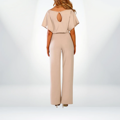 Deze veelzijdige dames jumpsuit combineert een elegante uitstraling met comfort, dankzij het high waist design en korte mouwen. Verkrijgbaar in prachtige kleuren zoals geel, blauw en licht bruin, is deze jumpsuit ideaal voor diverse gelegenheden.