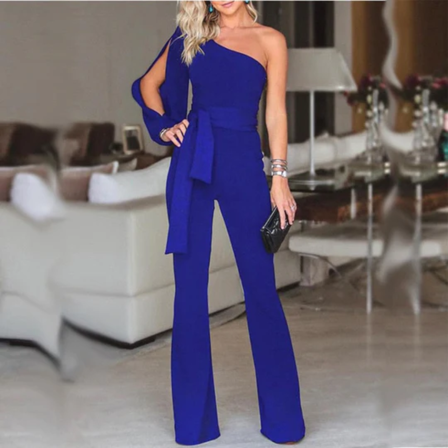 Dames jumpsuit perfect voor feestelijke gelegenheden. Deze jumpsuit heeft een trendy asymmetrisch ontwerp met nadruk op de taille voor een gestroomlijnd silhouet. Gemaakt van comfortabele materialen en verkrijgbaar in diverse kleuropties. Ideaal voor bruiloften, cocktailparty's en gala's. Combineer met hoge hakken voor een glamoureuze look.